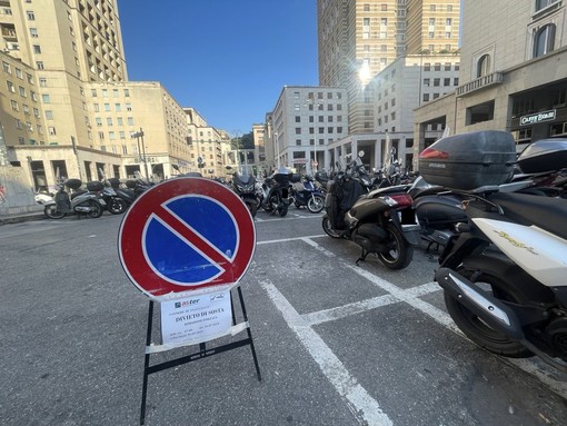 Piazza Dante, spariscono decine di parcheggi per le moto. Colpa dei lavori alla Casa di Colombo