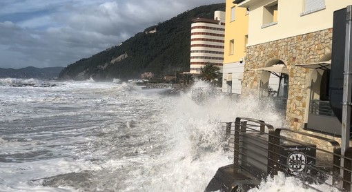 Maltempo, Arpal conferma la chiusura dell'allerta gialla ma giornata da bollino nero per mareggiata