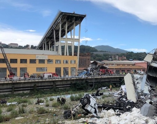 Ponte Morandi, via alla ricognizione dei veicoli danneggiati. Toti:&quot;Chi ha avuto l'auto distrutta sia esentato dal bollo&quot;