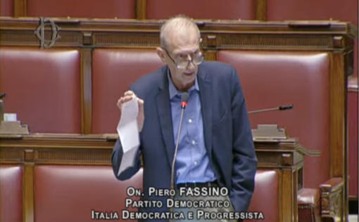 Vitalizi, Fassino sventola la busta paga in Parlamento: “4.718 euro al mese non è uno stipendio d’oro”