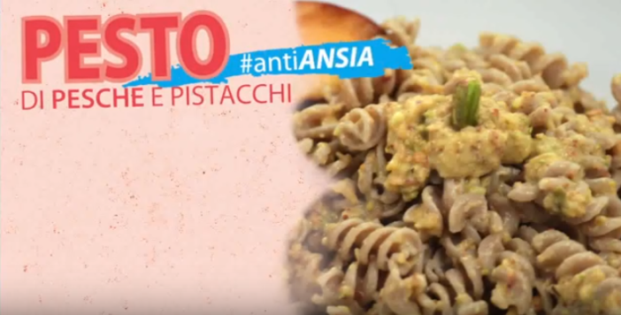 La ricetta del lunedì: pesto di pesche e pistacchi