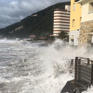 Maltempo, Arpal conferma la chiusura dell'allerta gialla ma giornata da bollino nero per mareggiata