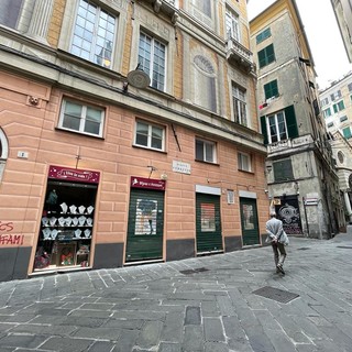 Centro storico, un'altra vetrina spaccata: è del negozio di bijoux 'Viva la Vida' in piazza Ferretto