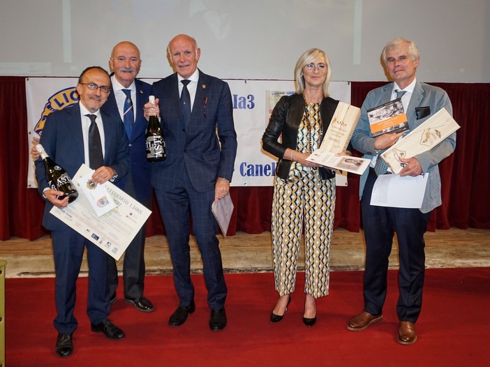 Nella foto (da sinistra): Massimo Schilirò (premiato per la prefazione alla riedizione de &quot;La Luna e i Falò&quot;);