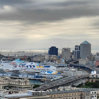 Genova in emergenza ambientale: inquinamento elevato, scarsa raccolta differenziata e alta incidentalità stradale