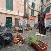 Centro Storico, sporcizia, siringhe abbandonate e fioriere distrutte in piazza Valoria