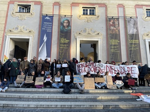 Flash mob davanti alla Regione: “I corsi di autodifesa per donne? Non sono la soluzione”