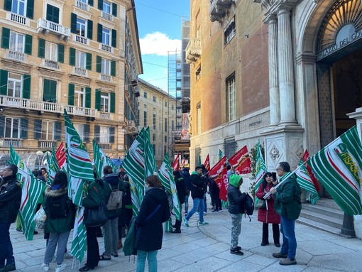 Lavoratori della sicurezza privata in presidio davanti alla Prefettura: &quot;Serve un contratto dignitoso&quot; (foto e video)