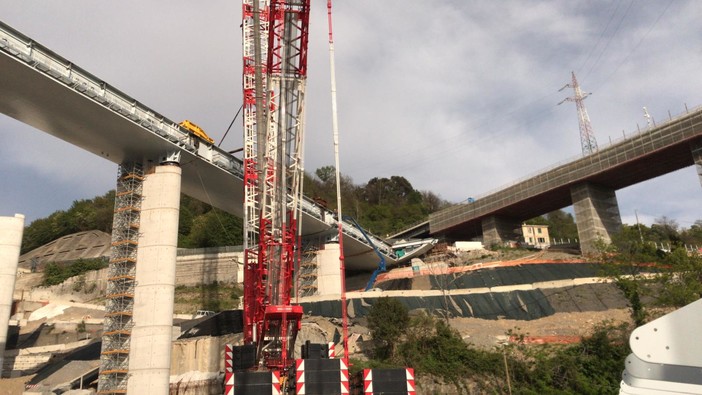 Il cantiere del nuovo ponte sul Polcevera verso gli ultimi due vari: oggi in quota nuovo impalcato (VIDEO e FOTO)