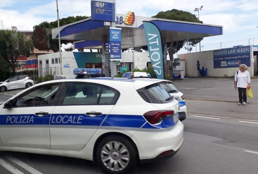 Un cimitero di mezzi abbandonati sulle strade di Genova: da gennaio ne sono stati censiti quasi cinquecento