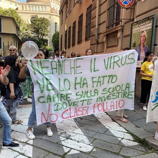 Insegnanti e genitori dell'IC San Fruttuoso in presidio: &quot;No alle classi pollaio&quot; (Foto e Video)