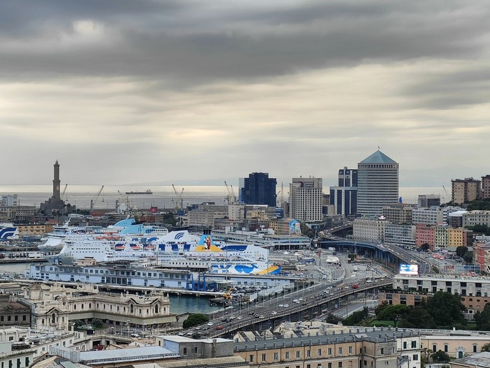 Genova in emergenza ambientale: inquinamento elevato, scarsa raccolta differenziata e alta incidentalità stradale