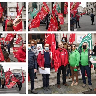 &quot;Stipendi da 600 euro ridotti della metà&quot; scatta la protesta degli addetti alle pulizie dell'Agenzia delle Entrate (Foto e Video)