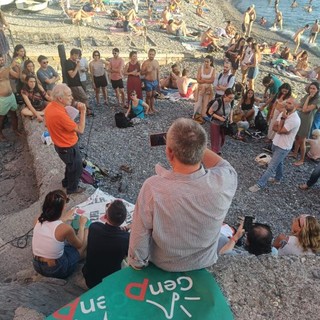 Quinto, la protesta in riva al mare per chiedere più spiagge libere