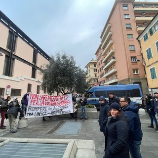 Presidio Pro Palestina a Sarzano, contestato il sindaco Bucci: “Lei è un servo, vergogna”