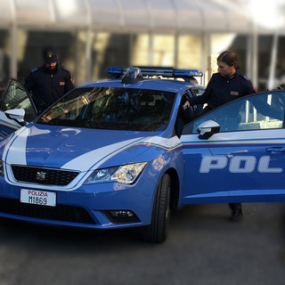 Arrestato mentre tenta di rubare una macchina in esposizione di un concessionario