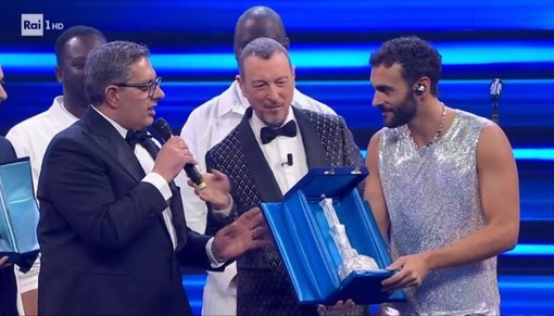 Sanremo, Toti premia Marco Mengoni con la Lanterna in filigrana di Campo Ligure