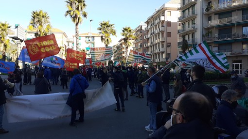 Hi Lex: continua la protesta. Oggi volantinaggio presso il mercato settimanale di Chiavari