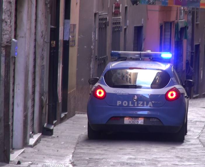 Furto con strappo: arrestato un 31enne che abbracciava le vittime per derubarle