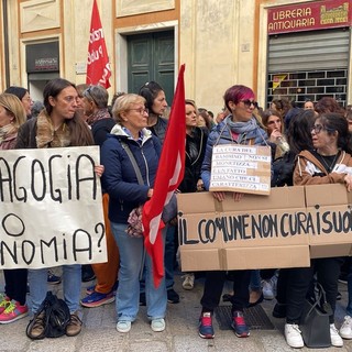 Servizi educativi in crisi e personale al collasso: presidio davanti a Palazzo Tursi