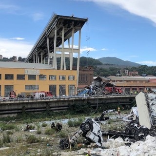 Ponte Morandi, via alla ricognizione dei veicoli danneggiati. Toti:&quot;Chi ha avuto l'auto distrutta sia esentato dal bollo&quot;