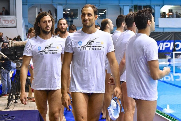 Tutti gli Atleti sono scesi a bordo piscina con la maglia ‘Pro Recco for Autism’