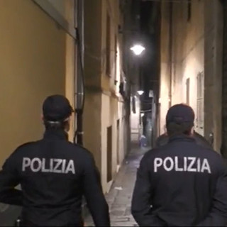 Ubriaca si spoglia in strada e ferisce un'agente: arrestata e denunciata una 34enne