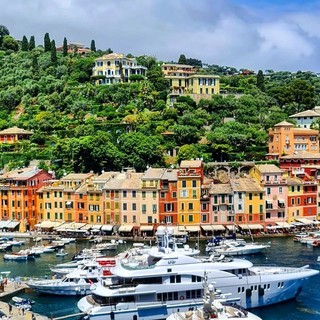 Liguria presa d'assalto dai turisti. Il sindaco di Portofino: &quot;Territorio bellissimo e fragile&quot;