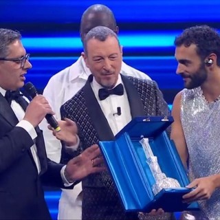 Sanremo, Toti premia Marco Mengoni con la Lanterna in filigrana di Campo Ligure