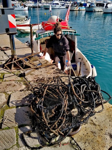 Rottami, batterie, copertoni e un piccolo natante, dai fondali di Santa Margherita riemergono decine di rifiuti