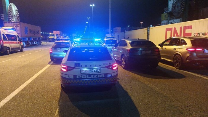 Tragedia nella notte al porto di Pra’, cinquantaduenne muore travolto da una ralla