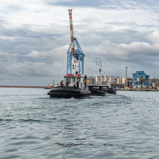 L'Isola delle Chiatte lascia il Porto Antico: tornerà a Natale (VIDEO)