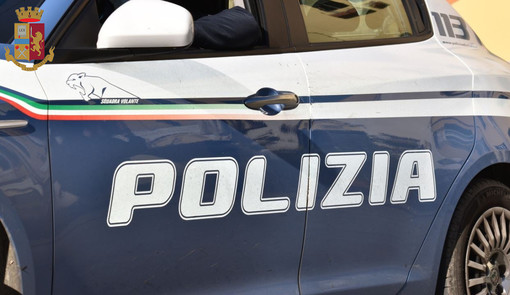 San Teodoro, sfila lo zaino dalle spalle di un uomo e lo getta sui binari del treno: arrestata