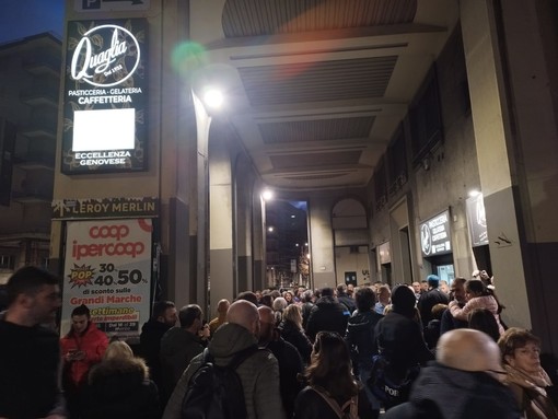 Folla a Sampierdarena per la pasticceria Quaglia &quot;Non chiudetela, è un presidio” (foto e video)