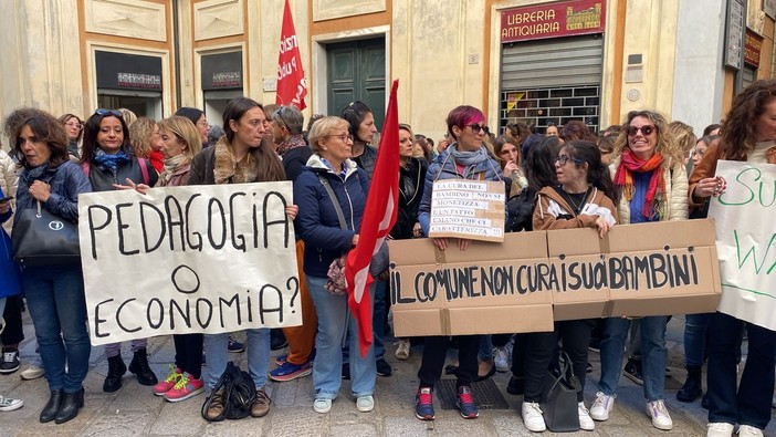 Servizi educativi in crisi e personale al collasso: presidio davanti a Palazzo Tursi