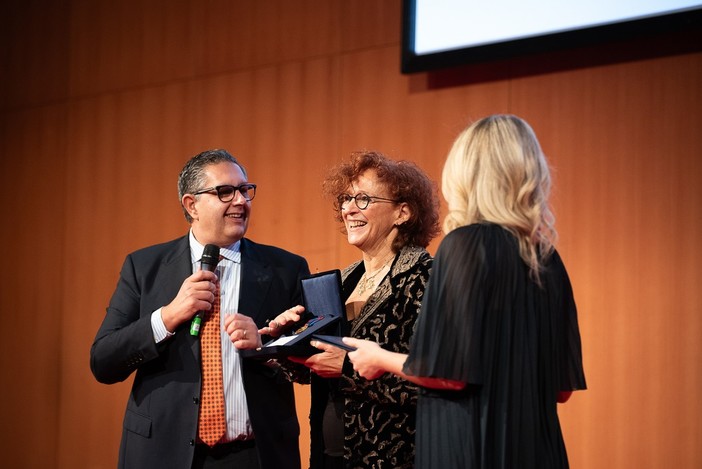 Una vita per il teatro: a Elisabetta Pozzi la Croce d’Oro di San Giorgio