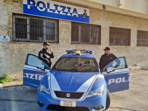 Gattino abbandonato sull’A 12, il salvataggio degli agenti della polizia stradale