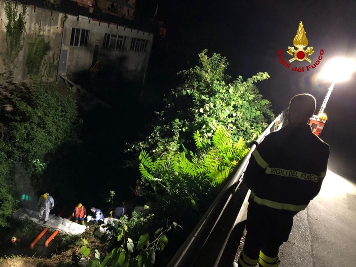 Vigili del fuoco in azione per esalazioni da idrocarburo a Campomorone