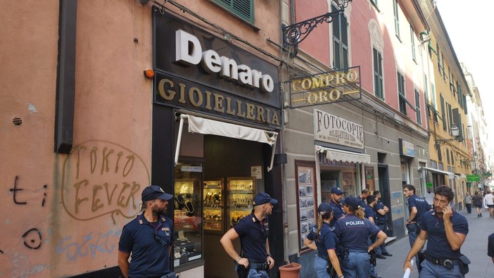 Tentano di rapinare una gioielleria di via Balbi armati di pistola: ferito il titolare (FOTO e VIDEO)