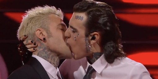 Festival di Sanremo: bacio tra Rosa Chemical e Fedez, il Gip archivia l'accusa per atti osceni