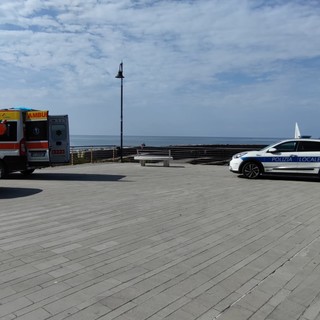 Tragedia a Recco, accusa un malore in spiaggia: morto 80enne