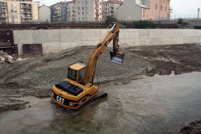 Le ruspe al lavoro alla foce del Letimbro (Savona)