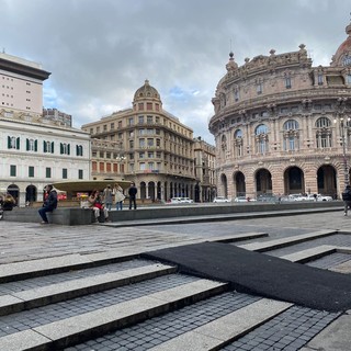 Tricapodanno, passata la festa rimane una rampa in bitume nel bel mezzo di piazza De Ferrari