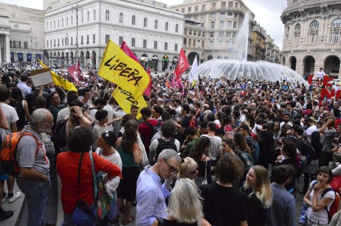 Una piazza De Ferrari gremita chiede più accoglienza per i migranti