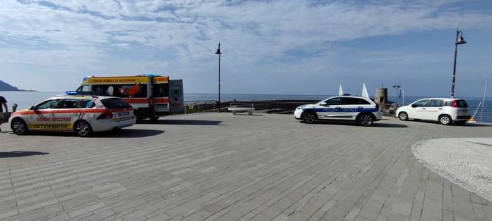 Tragedia a Recco, accusa un malore in spiaggia: morto 80enne