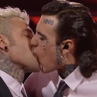 Festival di Sanremo: bacio tra Rosa Chemical e Fedez, il Gip archivia l'accusa per atti osceni