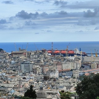 Porto, il rigassificatore lascia Genova, destinazione Marsiglia per completare la manutenzione