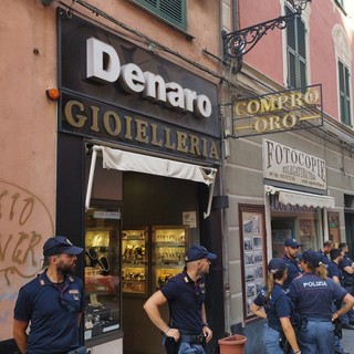 Tentano di rapinare una gioielleria di via Balbi armati di pistola: ferito il titolare (FOTO e VIDEO)