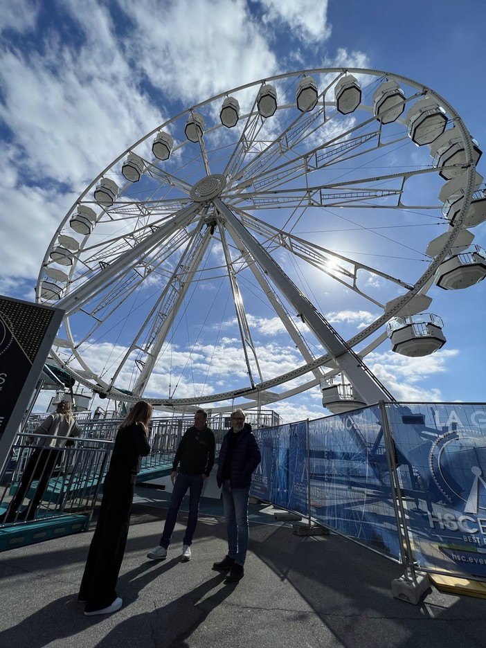 Arenzano, inaugurata la 'Grand Roue 32', la ruota panoramica sul lungomare