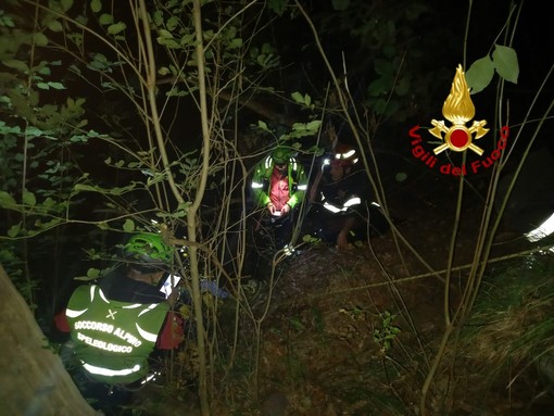 Cicagna, fungaiolo di 77 anni cade nei boschi e si ferisce alla testa: recuperato nella notte